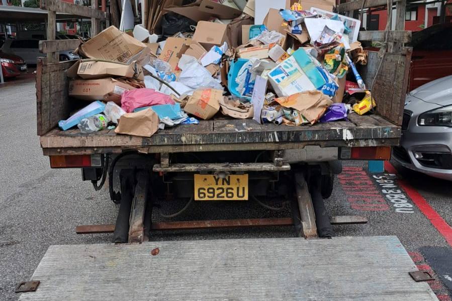 Lorry loaded with cleared junk by Easy Disposal