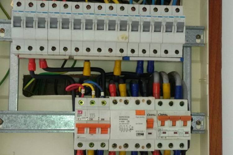 Wiring inside a home distribution board by Daylight Electrician Singapore