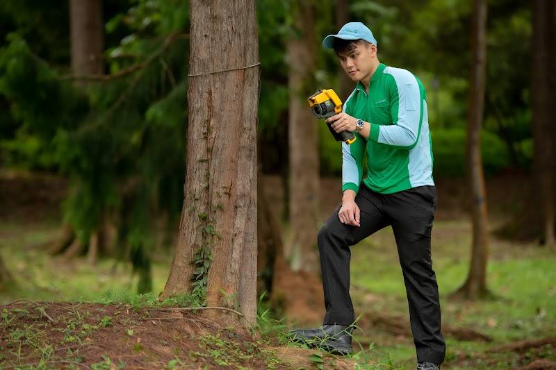 Technician checking trees with a detection meter by Killem Pest