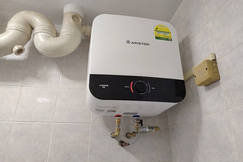 Newly installed storage water heater by Prima Services
